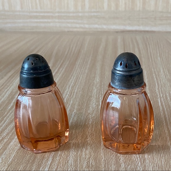 Antique Pink Depression Glass Salt & Pepper Shaker - Picture 4 of 15